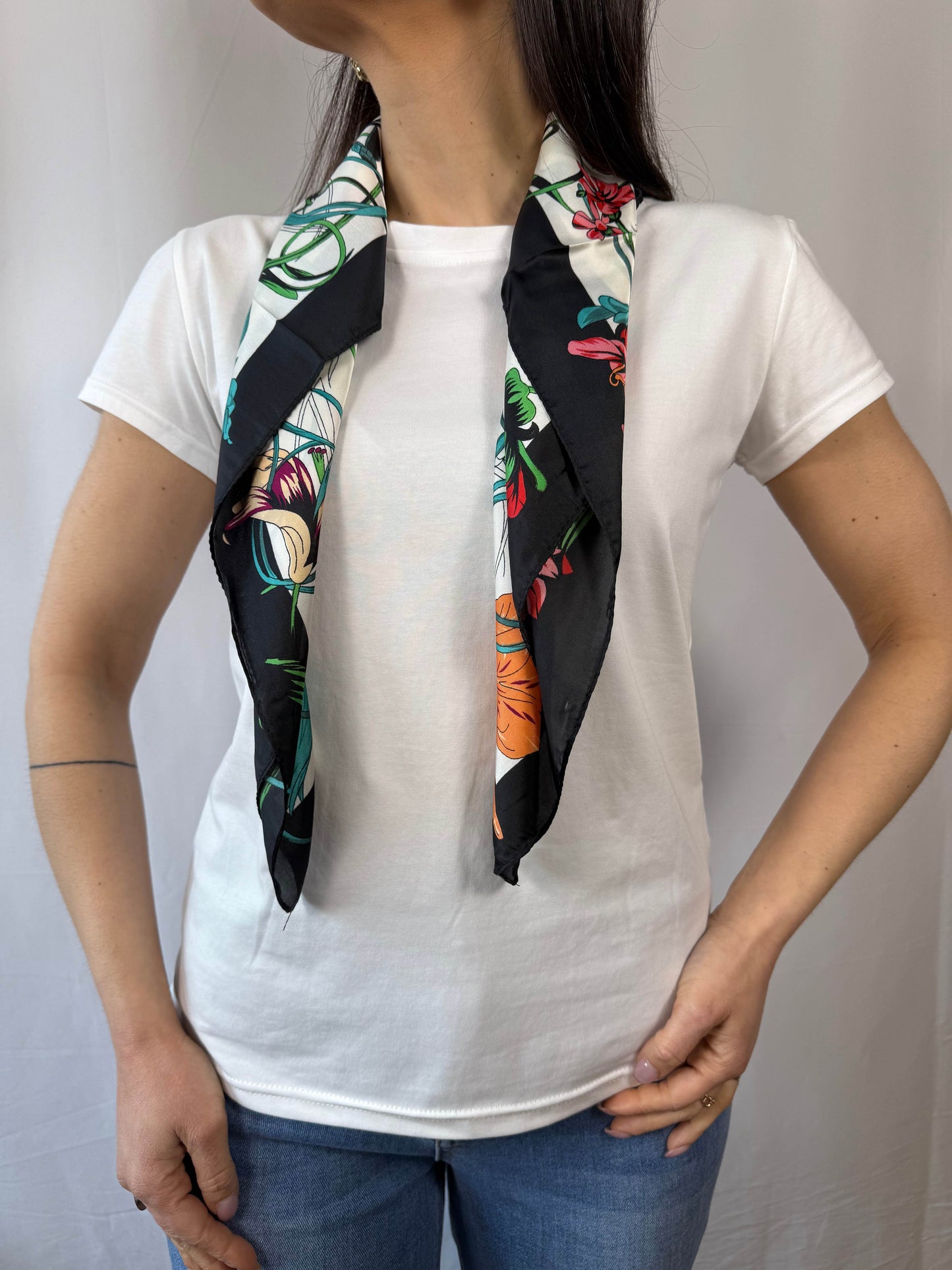 T-shirt con foulard nero