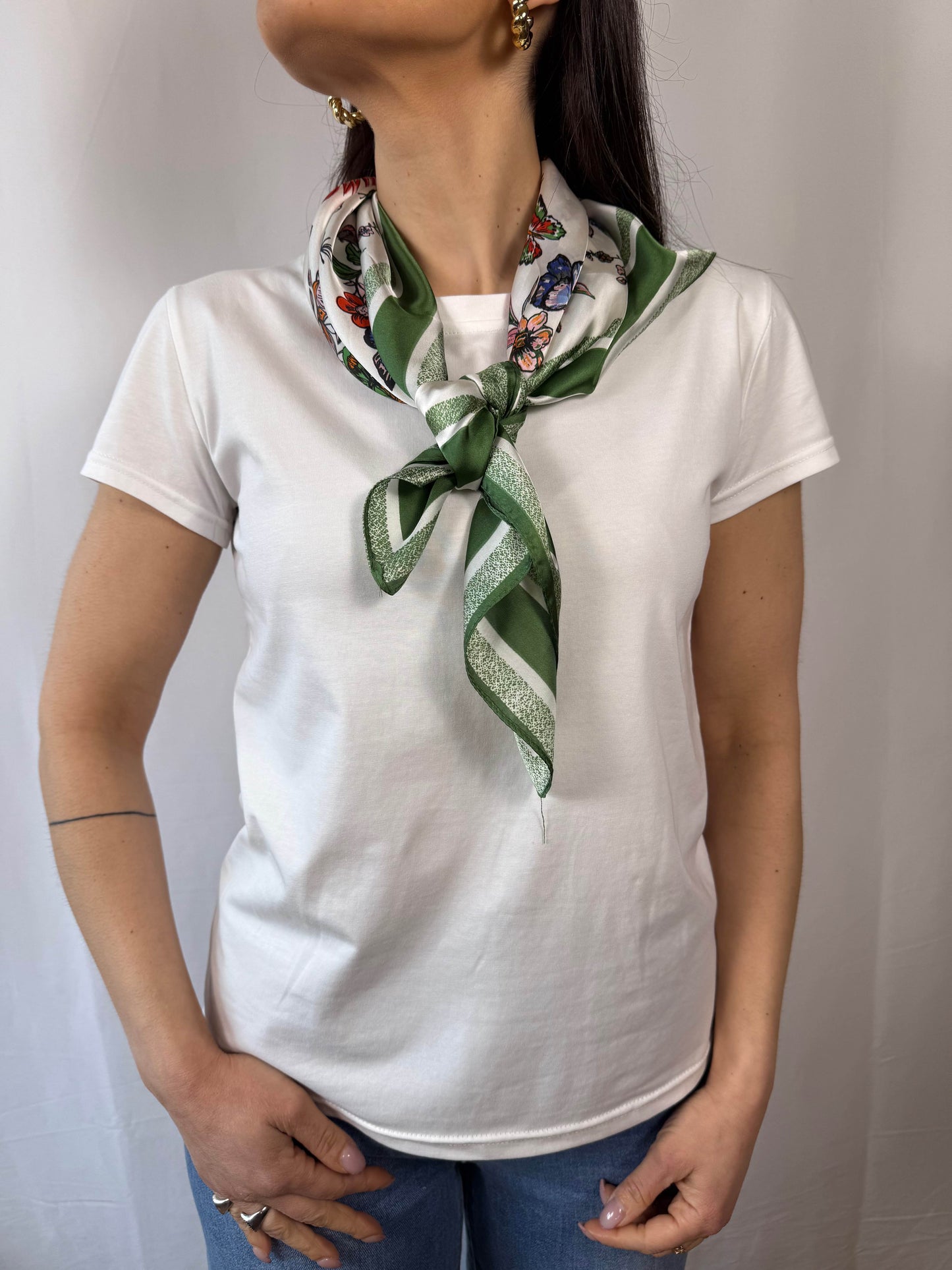 T-shirt con foulard verde